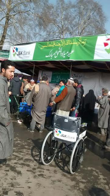 On the eve of Eid-Milad-un-Nabi (SAW) J&K Bank camp serving refreshment to the devotees
